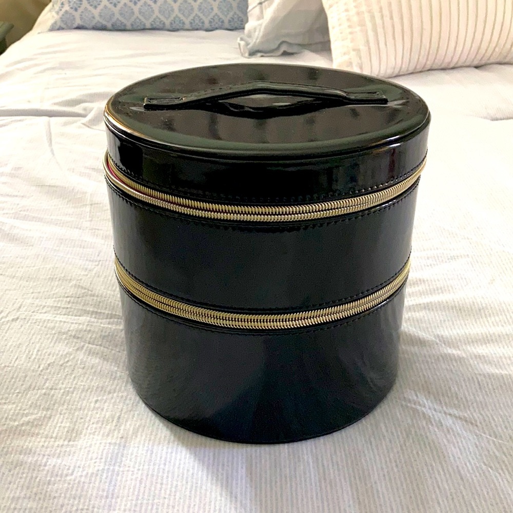 Make up carrier